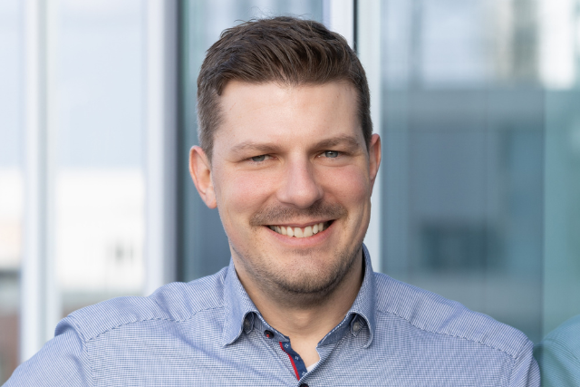 Porträtaufnahme: Philipp Thöni, Produktmanager Tiplu Analysen blickt lächelnd in die Kamera.