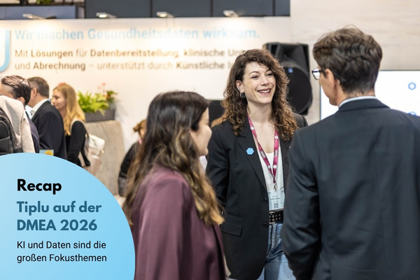 Recap: Tiplu auf der DMEA 2026. KI und Daten sind die großen Fokusthemen. Auf dem Bild ist Kathrin Ganser von Tiplu im Gespräch mit Standbesucher:innen zu sehen.