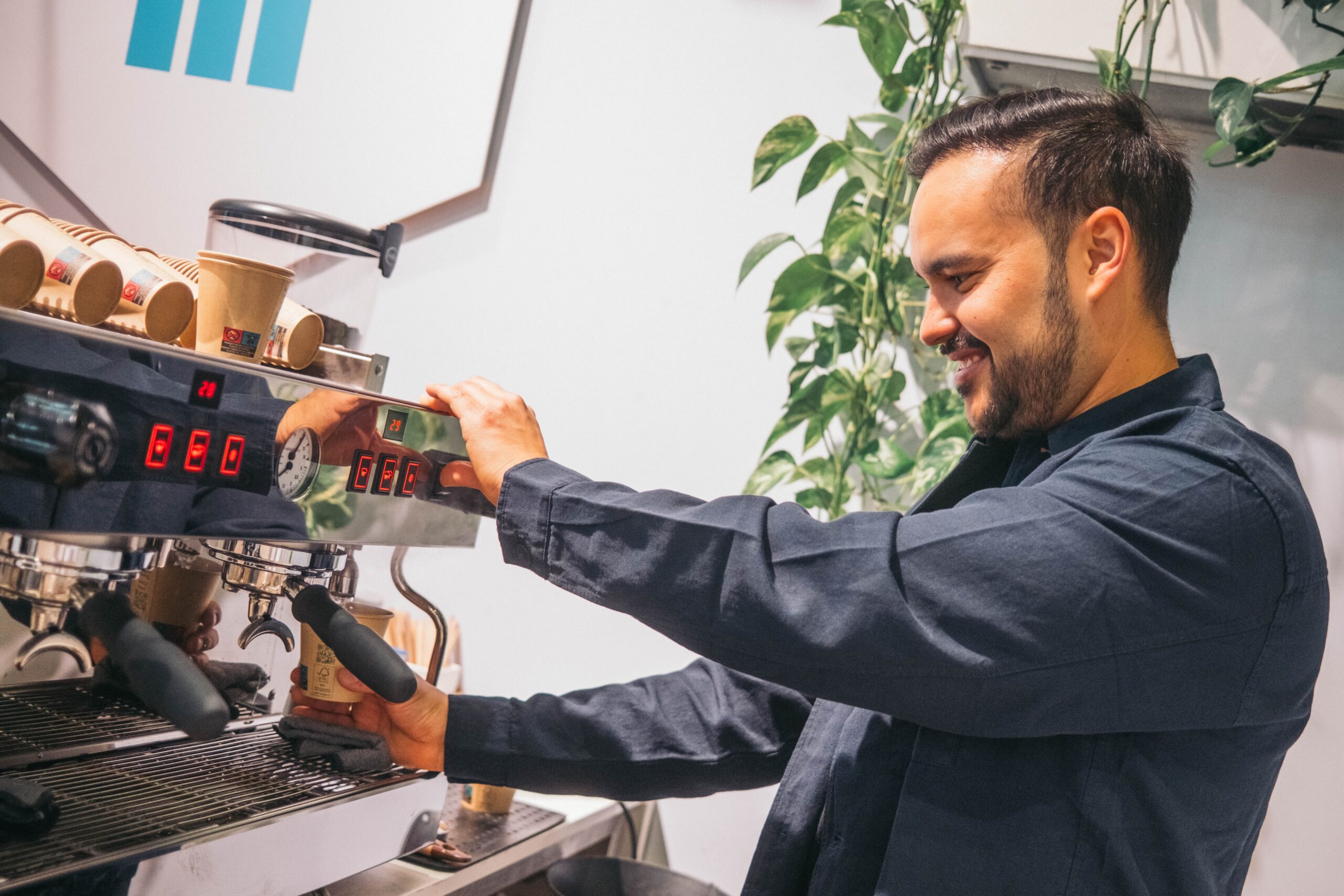 Barista an der Siebträgermaschine am Tiplu Stand auf der DMEA