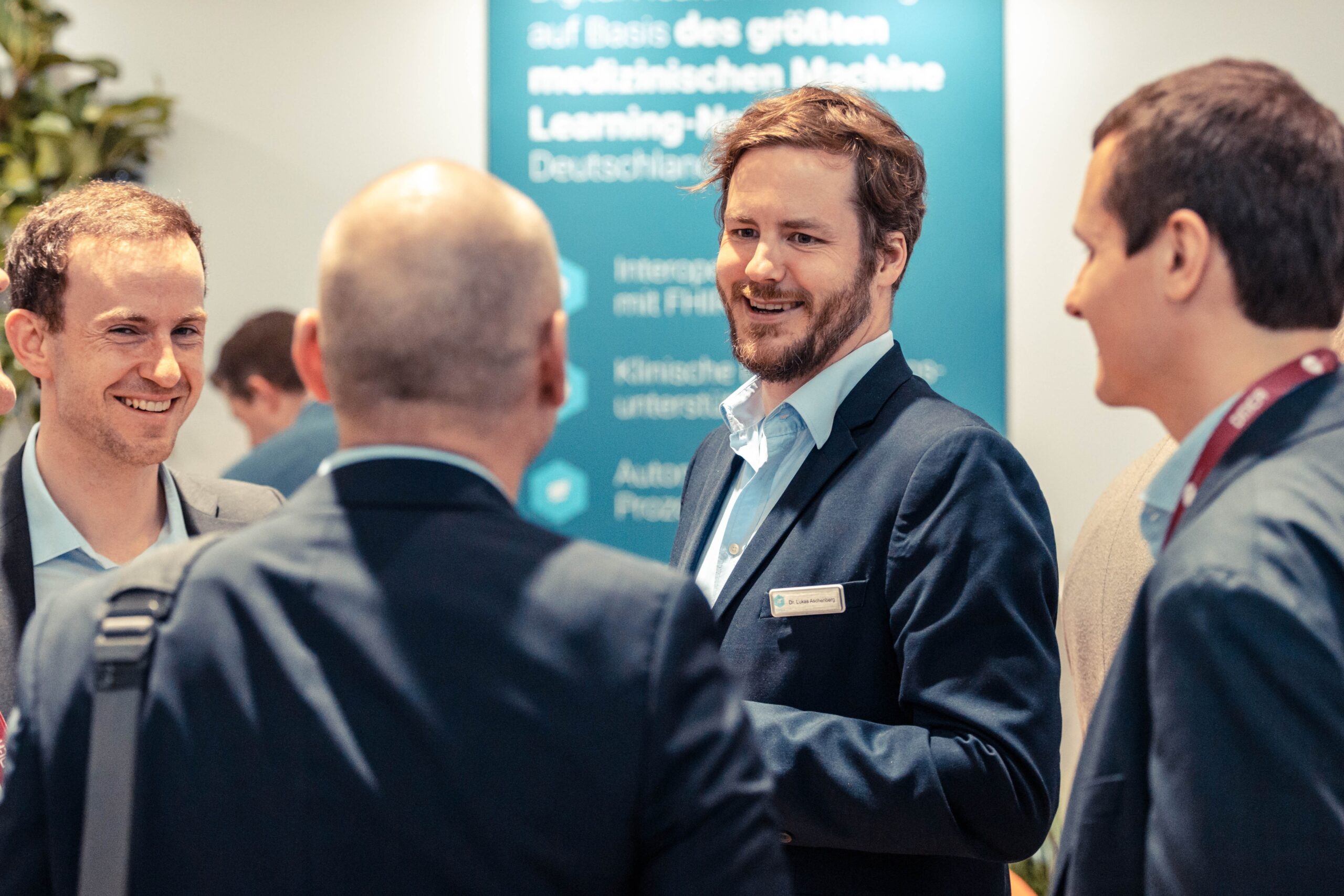 Dr. med. Lukas Aschenberg, CEO Tiplu GmbH, auf der DMEA im Gespräch