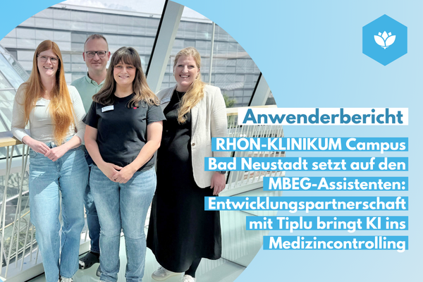 Teaserbild für Newsbericht: RHÖN-KLINIKUM Campus Bad Neustadt setzt auf den MBEG-Assistenten: Entwicklungspartnerschaft mit Tiplu bringt KI in den Arbeitsalltag des Medizincontrollings. Zu sehen ist das Testteam des Rhön-Klinikums bestehend aus zwei Frauen und einem Mann sowie der Geschäftsführerin des Klinikums.