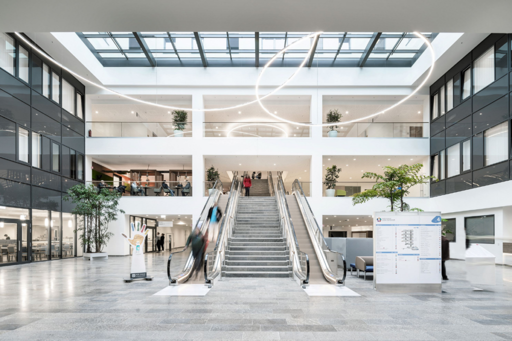 Moderne, helle Eingangshalle des RHÖN-Klinikums Bad Neustadt: Der RHÖN-KLINIKUM Campus Bad Neustadt setzt auf moderne Versorgung für die Region.
